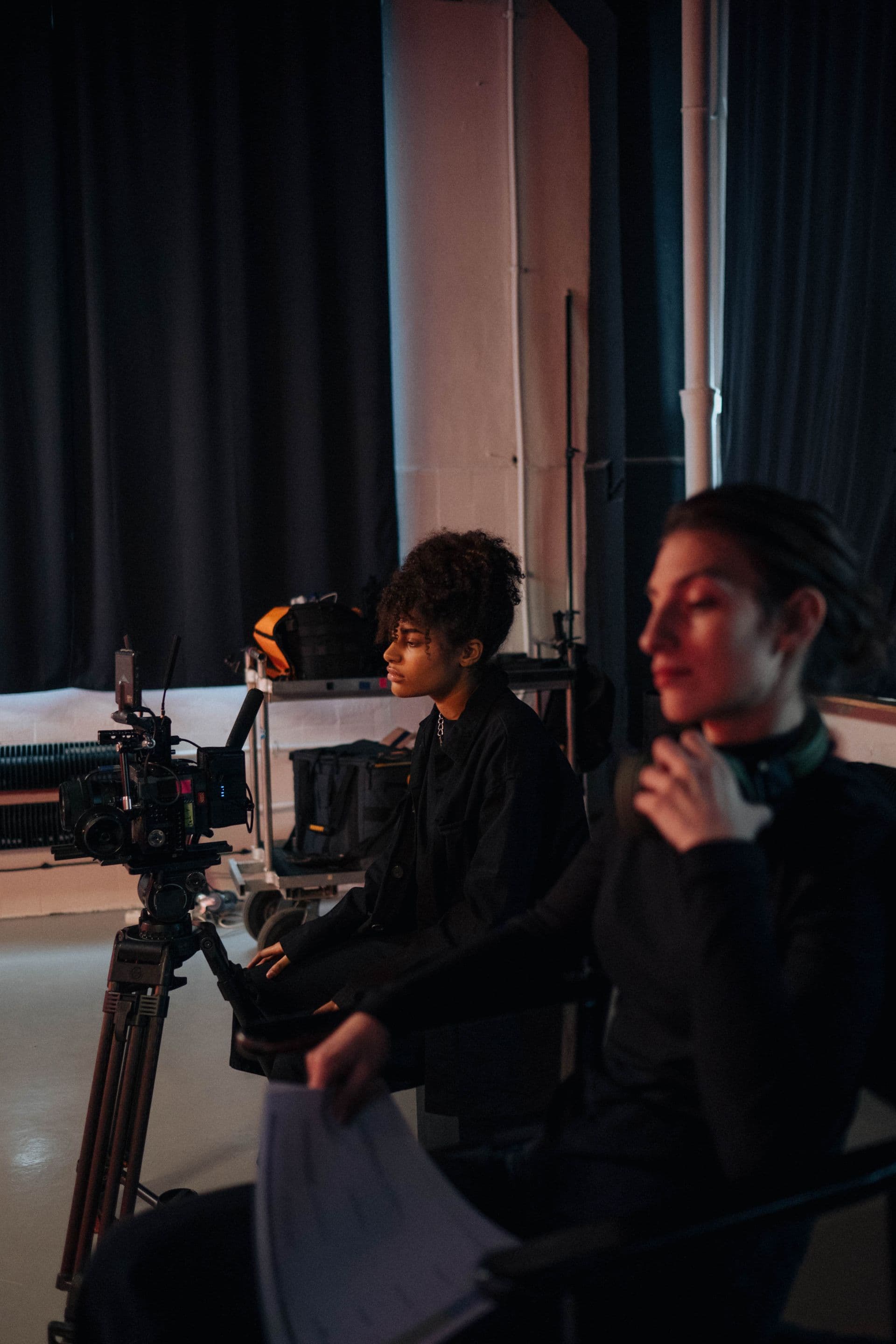 Equipe de produção com câmera e roteiro durante a gravação de uma aula