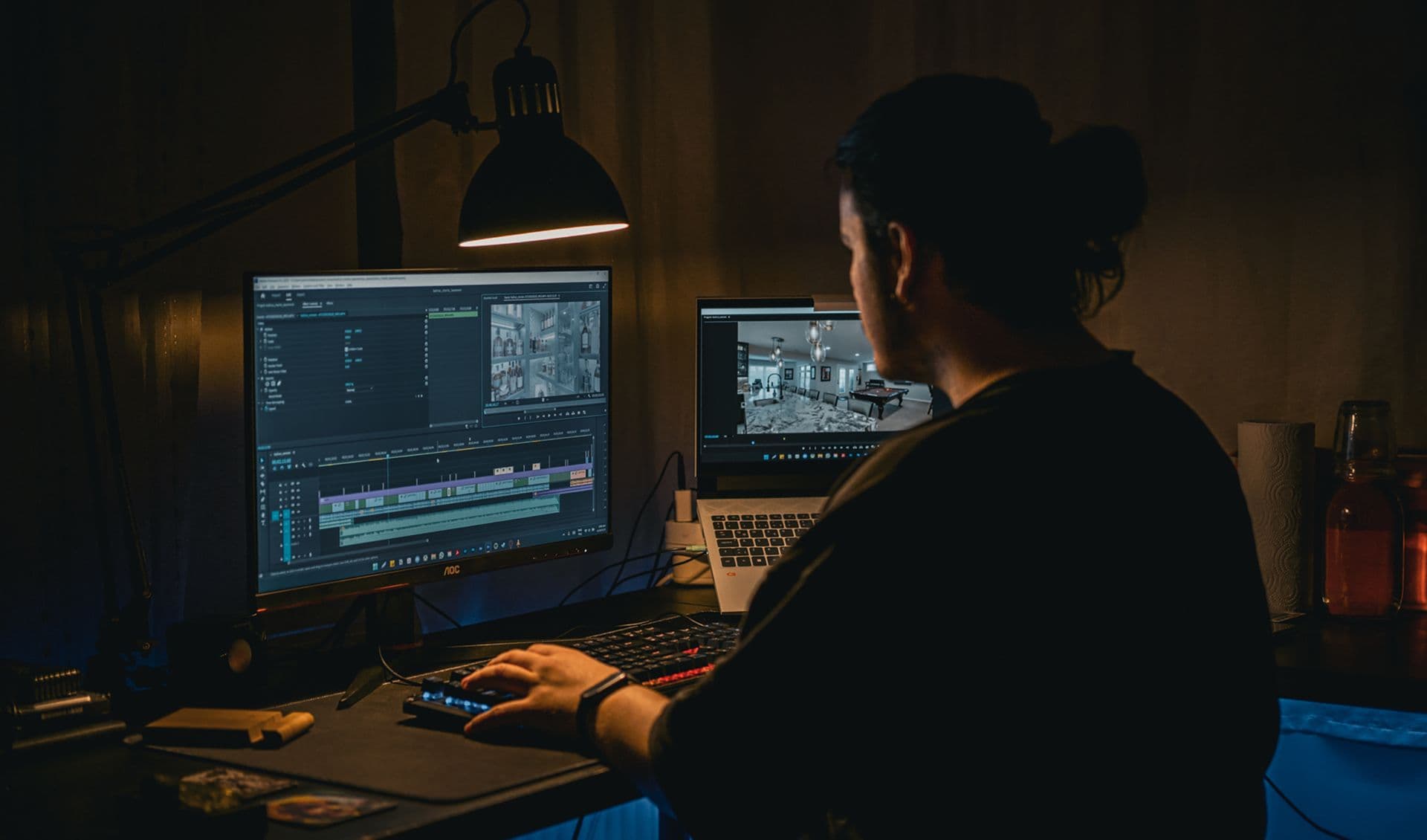 Editor finalizando uma aula em timeline de edição, com dois monitores