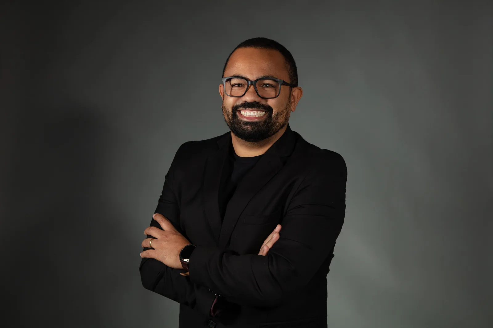 Retrato masculino de blazer preto