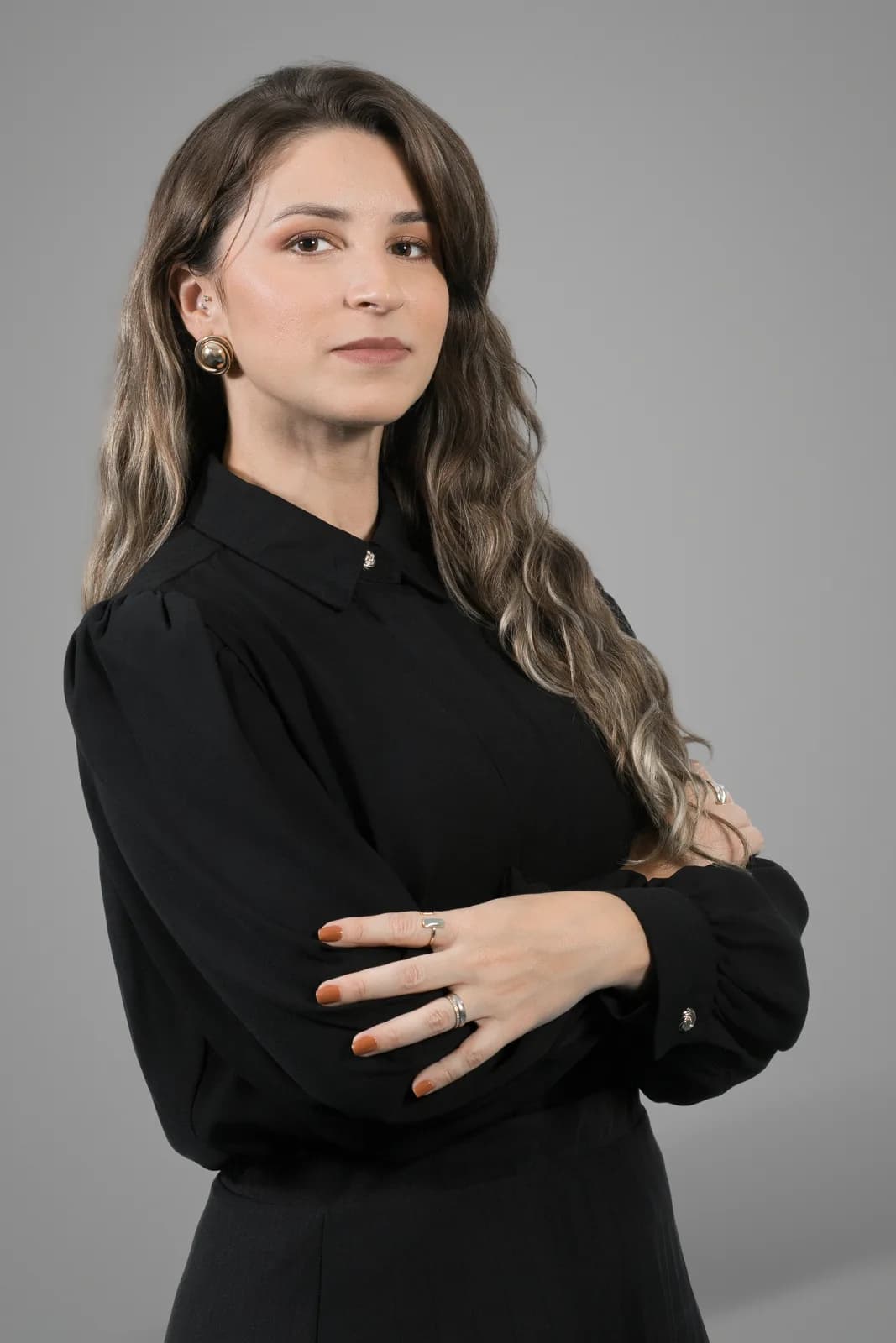 Retrato feminino com postura de autoridade