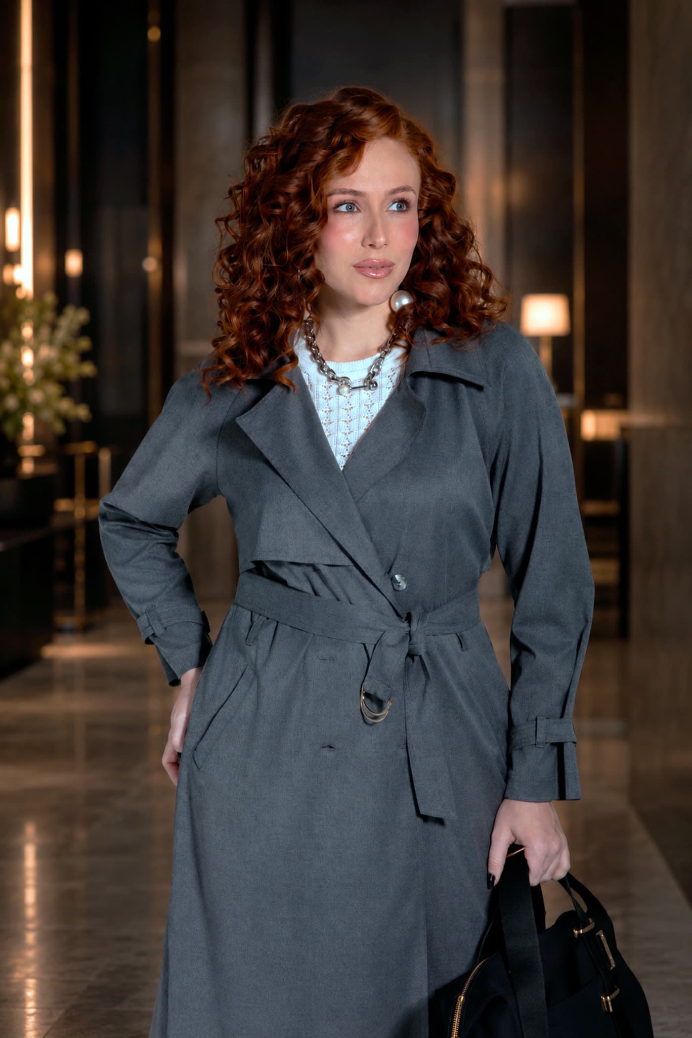 Retrato profissional feminino em ambiente corporativo