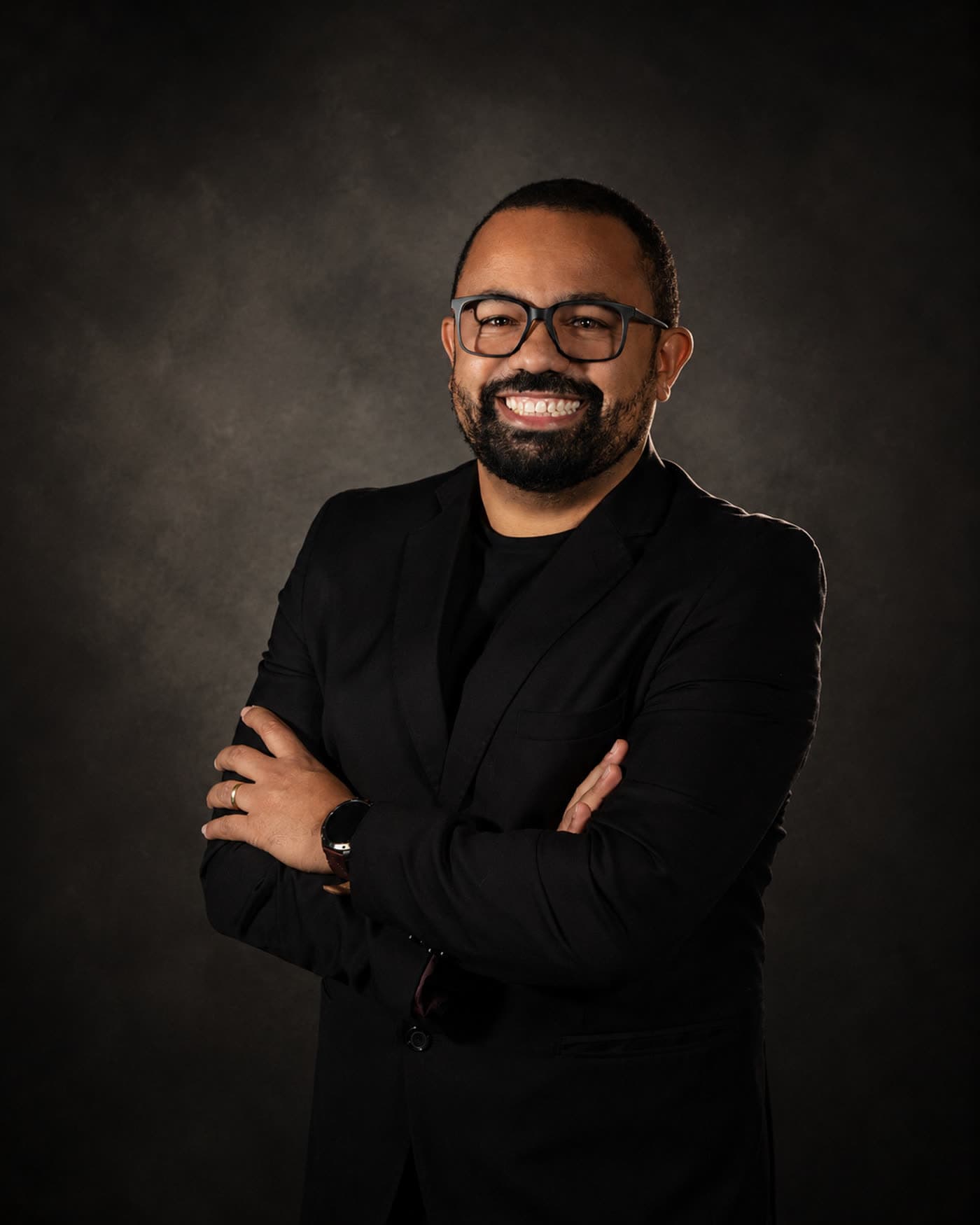 Retrato profissional masculino em fundo escuro