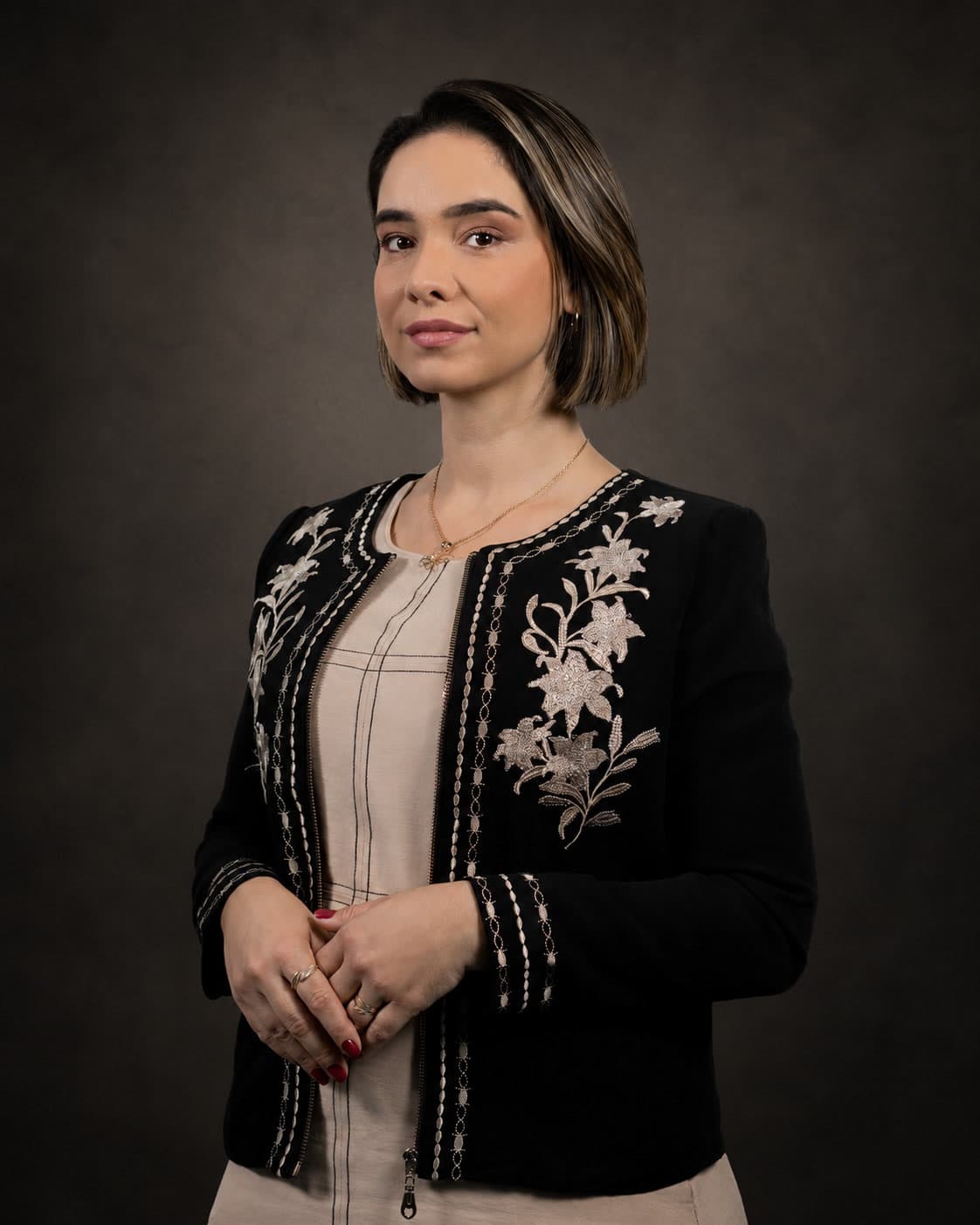 Retrato profissional em preto e branco com direção de pose