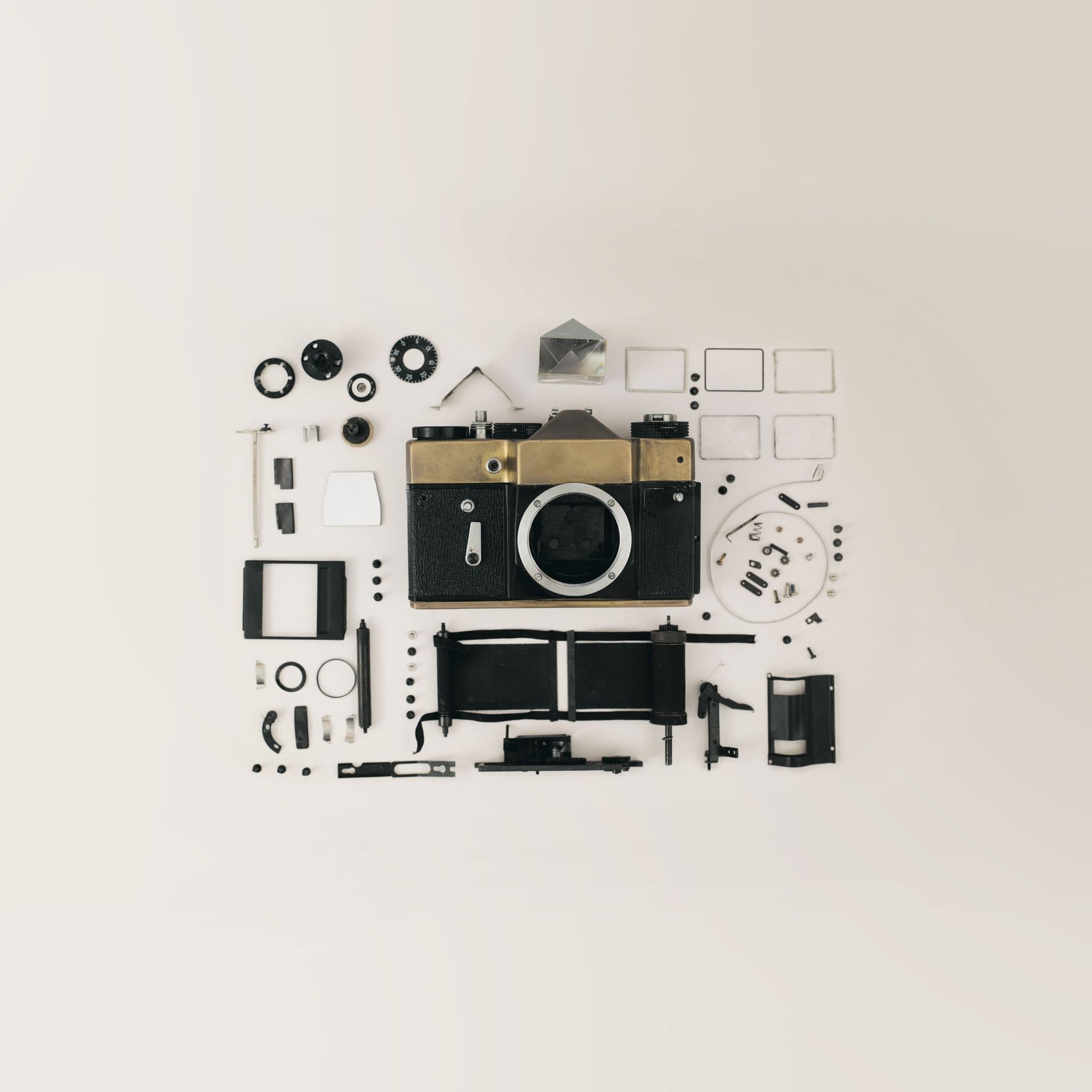 Equipamento fotográfico organizado para sessão de produto