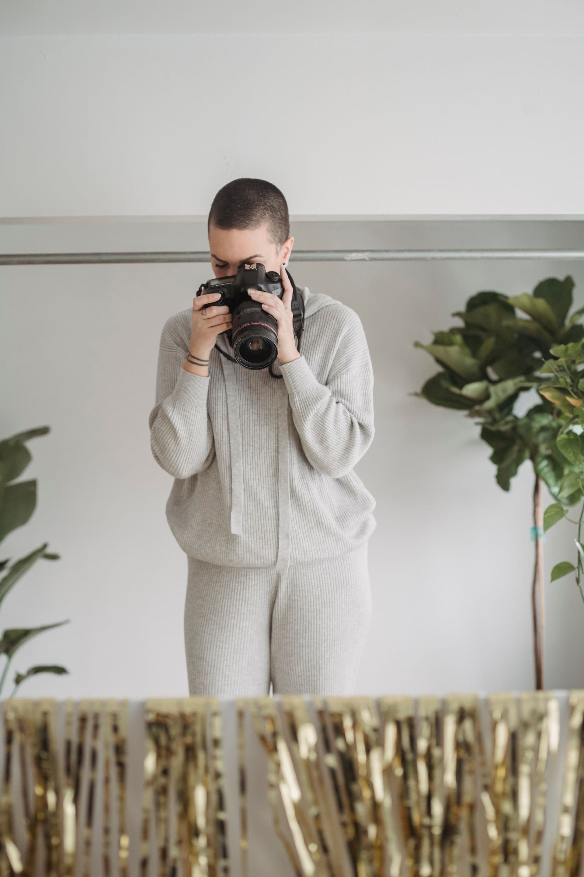 Fotógrafo conduzindo uma sessão de retrato em estúdio