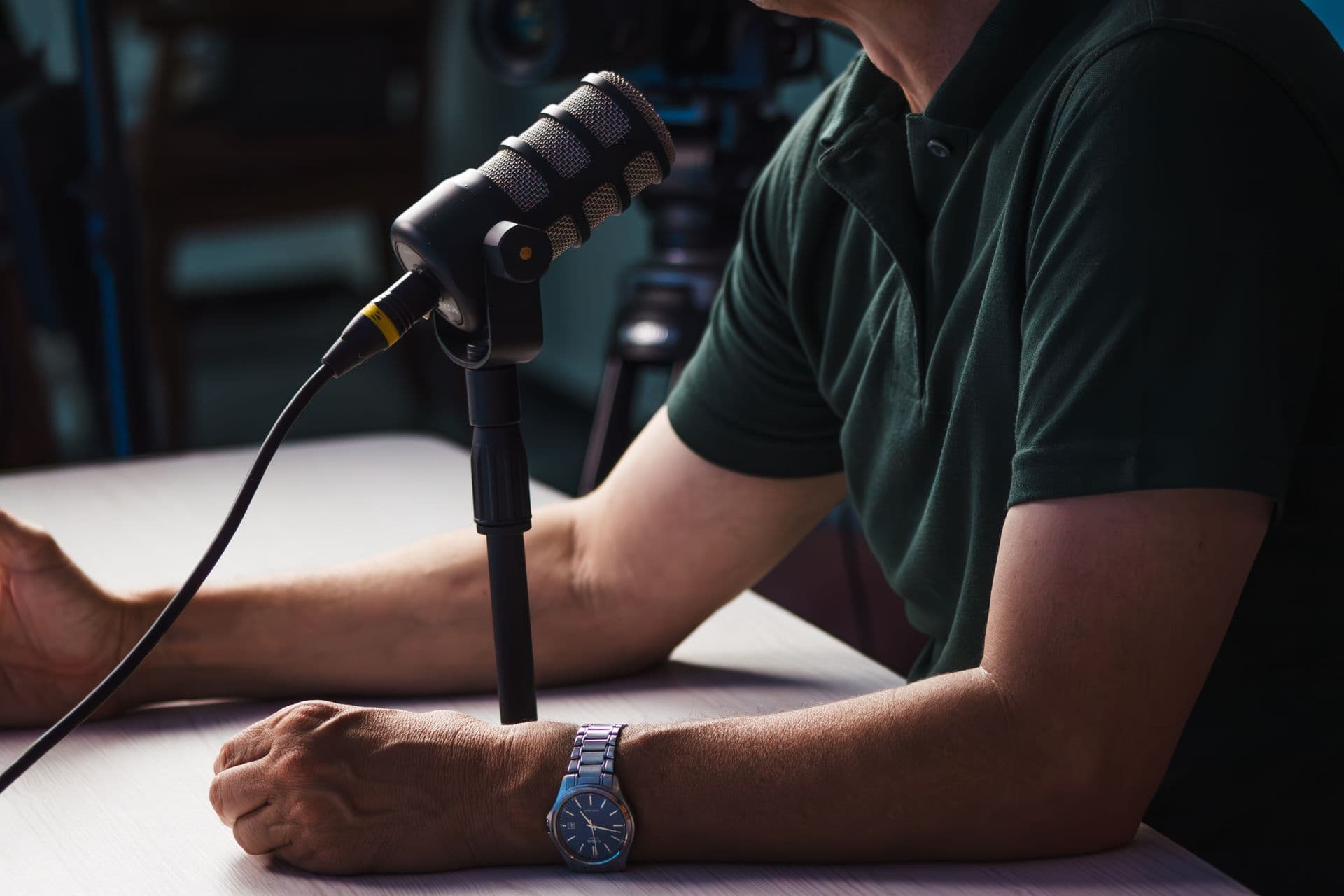 Apresentador em frente ao microfone durante gravação de podcast em estúdio