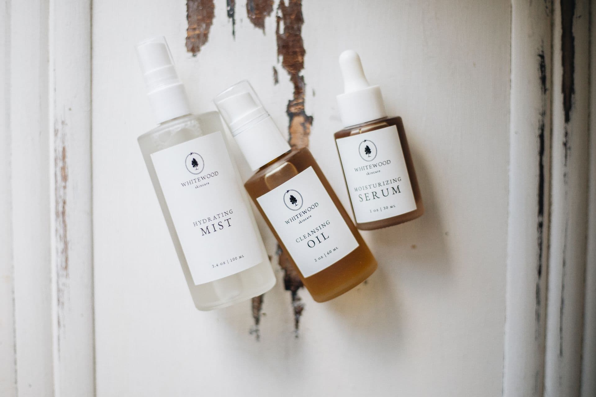 Produtos de skincare fotografados em estúdio com luz controlada