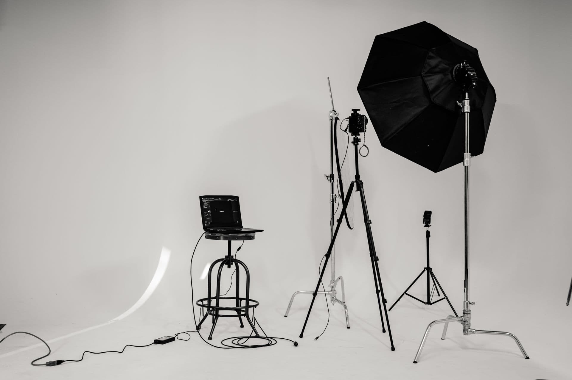 Estúdio fotográfico montado com softbox e fundo neutro