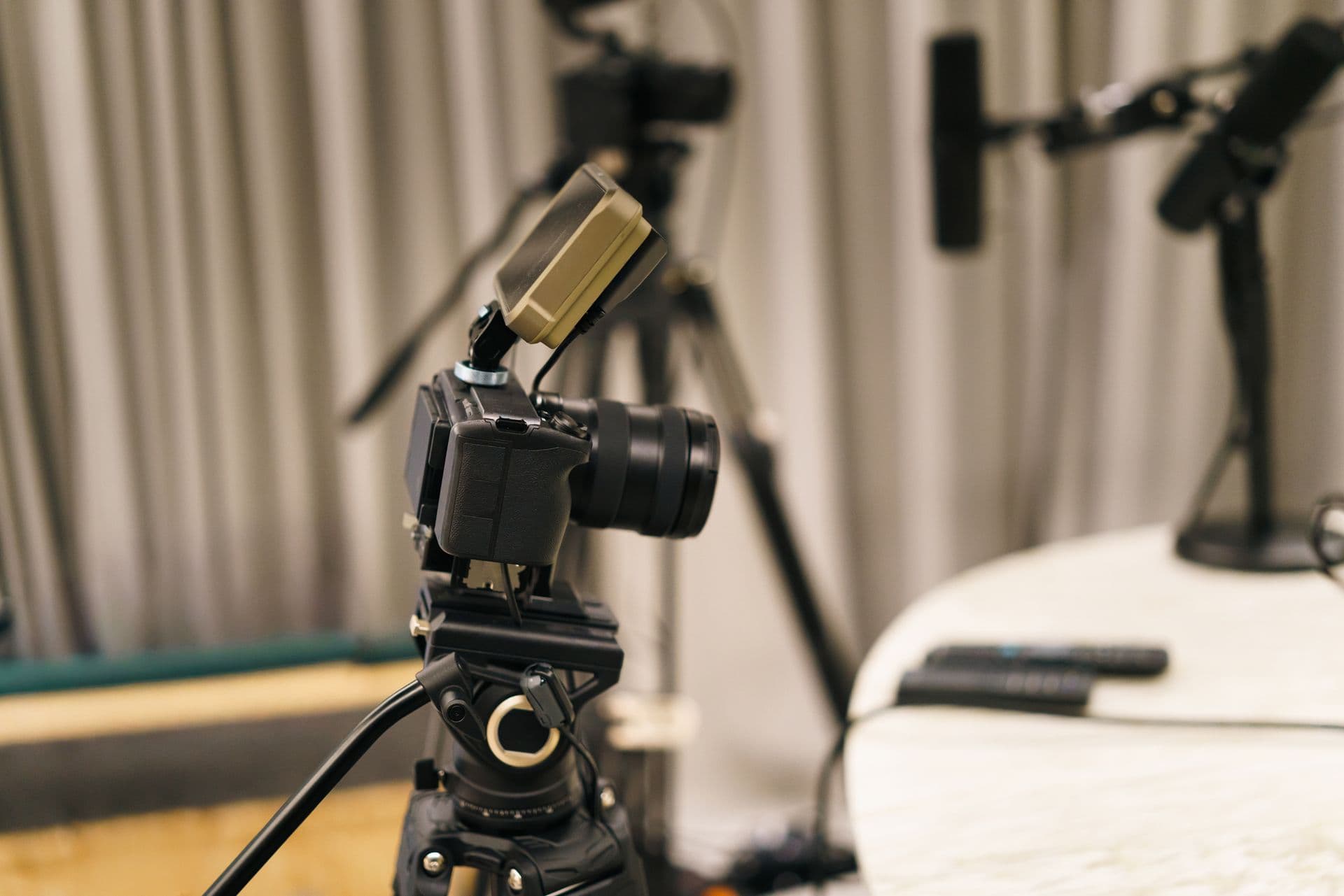 Câmera e microfone posicionados para gravação de videocast