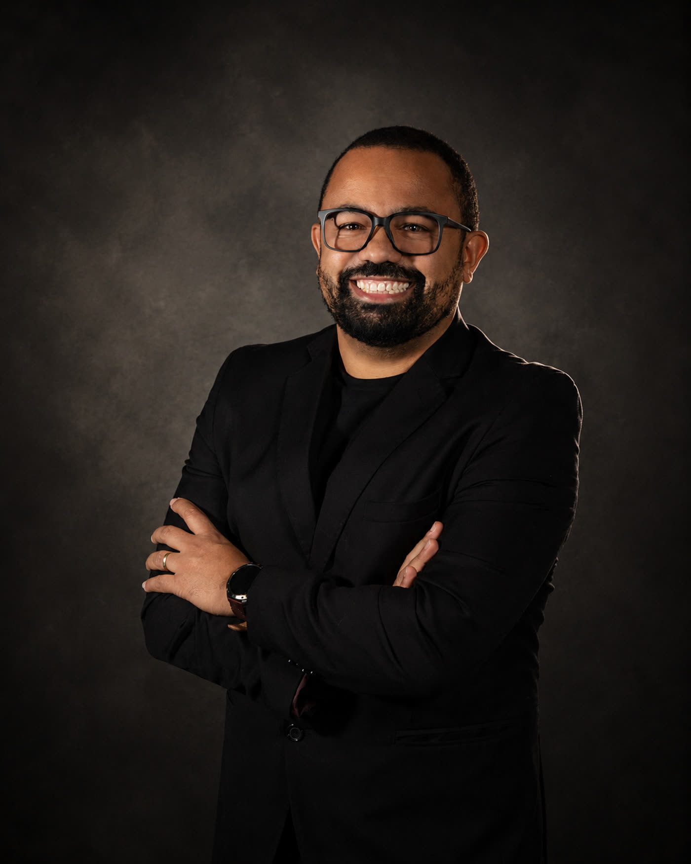 Retrato profissional masculino com blazer preto