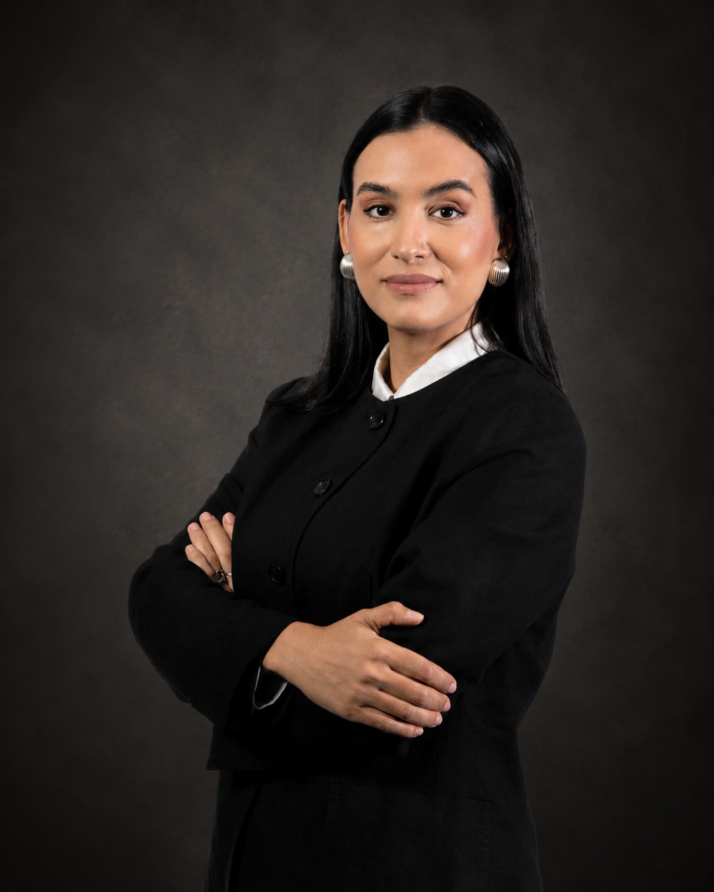 Retrato profissional feminino com blazer preto