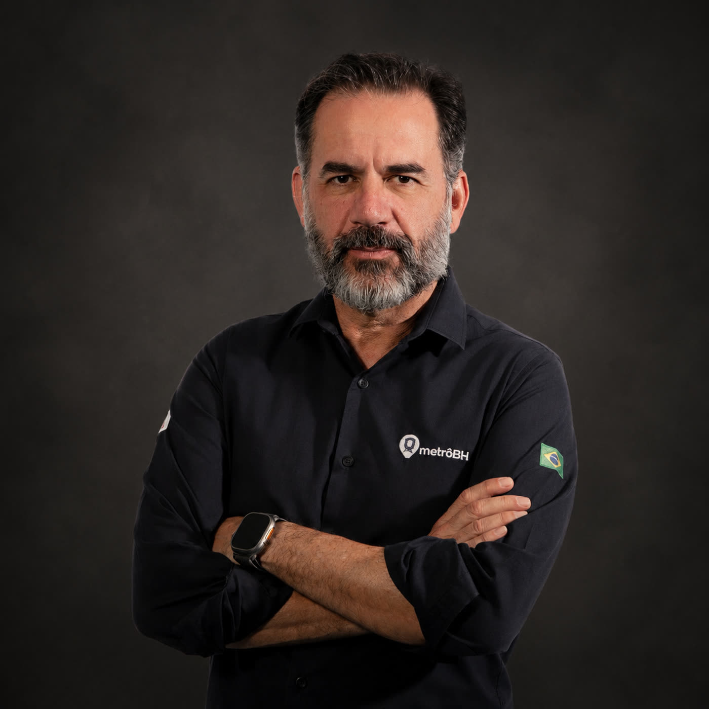 Retrato profissional masculino em fundo escuro