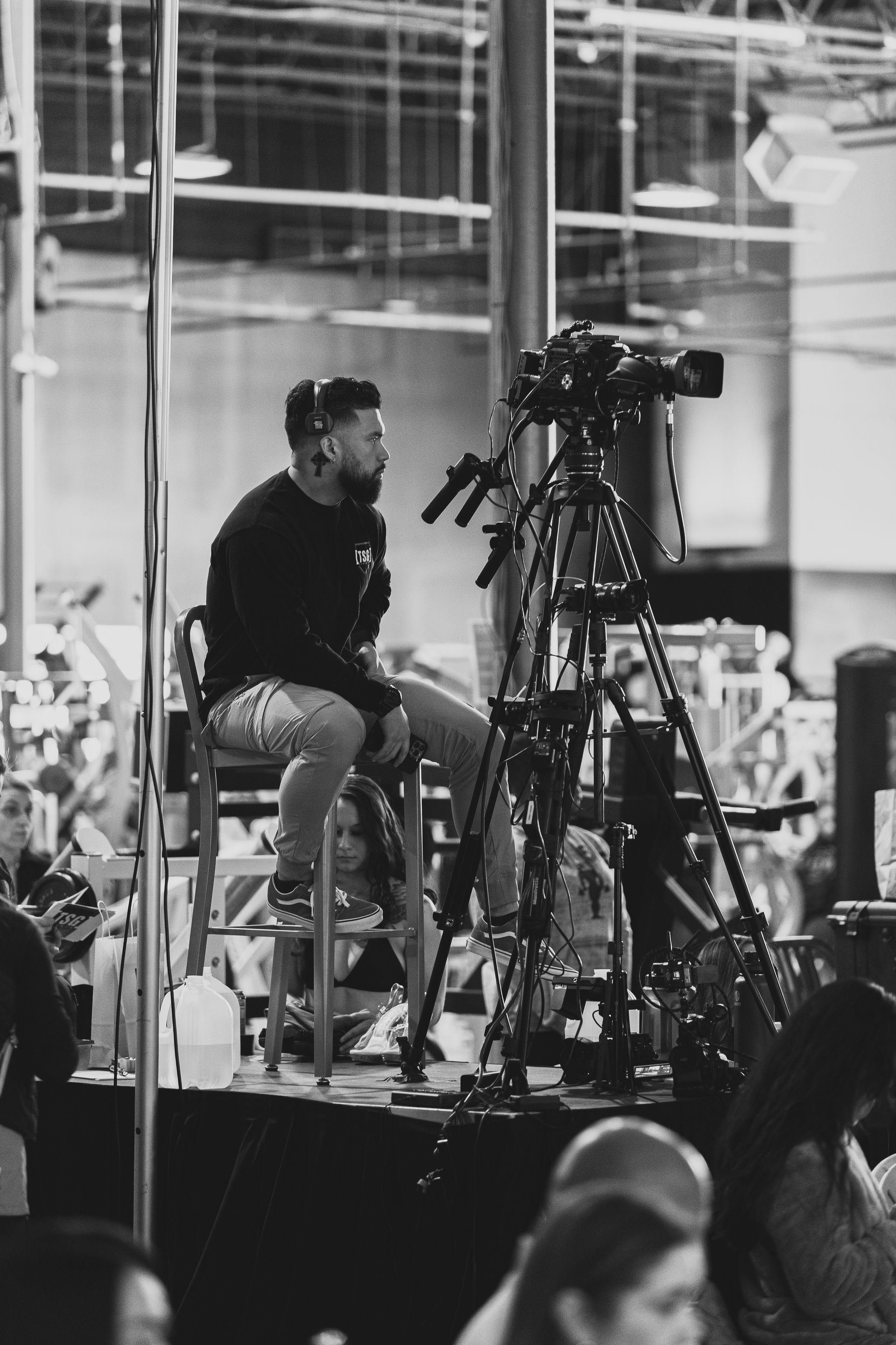 Operador de câmera em set de produção audiovisual